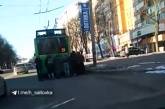 В Харькове пассажирам пришлось толкать троллейбус. ФОТО