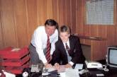 Звезда футбола подписывает первый контракт с Манчестер Юнайтед. 1989 год. ФОТО