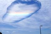 В небе над Австралией ученые зафиксировали «дырявое облако» с радугой внутри