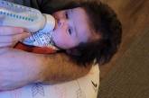 Младенец с густой шевелюрой удивил Интернет. ФОТО