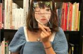 Люди подставляют лица к обложкам книг: челлендж #Bookface. ФОТО