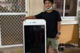 Посылка-сюрприз: таиландец купил огромный iPhone 7. ФОТО