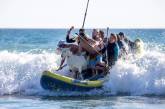 Необычный серфинг: в Калифорнии плавают на волнах с козлом. ФОТО
