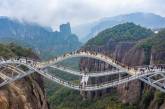 В Китае открылся «изгибающийся» стеклянный мост. ФОТО