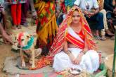 Почему в Индии женятся и выходят замуж за собак? ФОТО