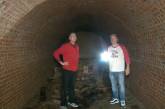 Мужчина обнаружил под своим домом загадочный старинный тоннель