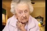 104-летняя бабуля повторила популярный тренд и стала звездой сети. ВИДЕО