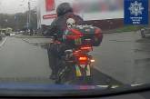 В Киеве мотоциклист скрыл номера женскими трусами. ФОТО