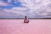 Очаровательное розовое озеро в Австралии, привлекающее туристов. ФОТО