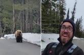 В США медведь преследовал бегуна. ВИДЕО