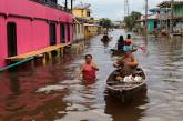 Бразильцы плавают по улицам из-за разлива реки. ФОТО