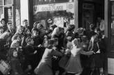 Дети врываются в кондитерскую в день отмены рационирования сладостей,1953 г. ФОТО