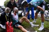 Фанатка спровоцировала масштабное падение велосипедистов на Тур де Франс. ВИДЕО
