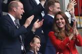 Кейт Миддлтон и принц Уильям со старшим сыном сходили на футбол. ФОТО