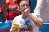Американец в четвертый раз подряд стал чемпионом по поеданию хот-догов