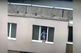 В Мариуполе ребенок стоял на подоконнике 9 этажа ( ВИДЕО)