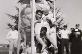 Мировой рекорд: 22 студента уместились в телефонной будке, 1959 год. ФОТО