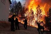 Жара в Калифорнии вызвала масштабные пожары: дома пылают, а людей эвакуируют (видео)