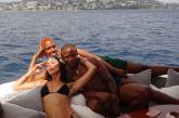 Белла Хадид в ярком наряде отдыхала с друзьями на яхте (ФОТО)