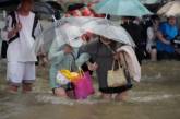 Из-за мощного наводнения в Китае произошла массовая эвакуация (ВИДЕО)