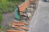 В Киеве бабушка распилила скамейку во дворе, чтобы ей не мешали спать (ФОТО)