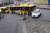 Необычное ДТП в Киеве: пассажиры толкали троллейбус, он врезался в авто (видео)
