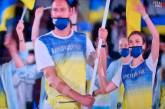 Украину высмеяли в соцсетях за маску под носом у знаменосца (ФОТО)