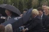 Ветер вывернул наружу зонт Джонсона, он пытался совладать с аксессуаром и рассмешил принца (ВИДЕО)