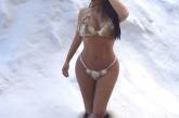Ким Кардашьян устроила фотосессию в меховом бикини. ФОТО