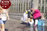 В Киеве женщина стирала белье посреди улицы (ВИДЕО)