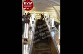 В столичном метро прямо на эскалаторе подрались пьяные пассажиры ( ВИДЕО)