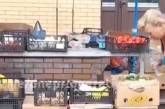 В Запорожье продавец на рынке плевала на овощи, чтобы «освежить» их вид (ВИДЕО)