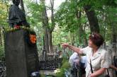 К годовщине смерти Леси Украинки вандалы ободрали медь с её памятника