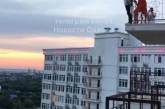 Одессит прыгнул с парашютом с балкона многоэтажки (ФОТО)