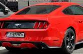 "Какое безвкусие": алый Mustang на парковке у Рады насмешил сеть (ФОТО)