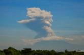 Как в Индонезии начал извергаться вулкан Мерапи (видео)
