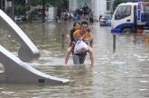 В Китае из-за наводнения эвакуировали тысячи людей (ВИДЕО)