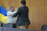«Депутат перегрелся»: мэр Конотопа под аплодисменты коллег облил мутной водой «слугу» Качуру (ВИДЕО)