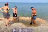 Туристы придумали оригинальный способ спастись от медуз в Азовском море (ФОТО)