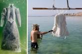 Погруженное в Мертвое море платье превратилось в оригинальную скульптуру (ФОТО)