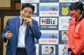 В Японии мэр зубами испортил медаль олимпийской чемпионки (ФОТО)