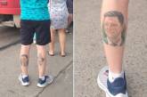 На ноге у украинца заметили татуировку с изображением Зеленского (ФОТО)