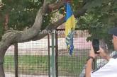 В Киеве подростки подожгли флаг Украины (ВИДЕО)