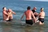 В Бердянске отдыхающие подрались из-за медуз (ВИДЕО)