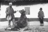 Лечение спины медведем. Румыния, 1946. ФОТО