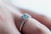 Пьяный мужчина сделал предложение с пластиковым кольцом: невеста не смогла сдержать слез