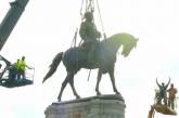 В США под крики толпы демонтировали крупнейший монумент Конфедератам (видео)