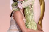На церемонии "Оскар" Дженнифер Энистон обнималась с Эммой Стоун