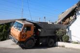 В Днепре грузовик КамАЗ протаранил жилой дом (видео)