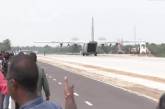 В Индии самолет с министрами сел на шоссе (видео)